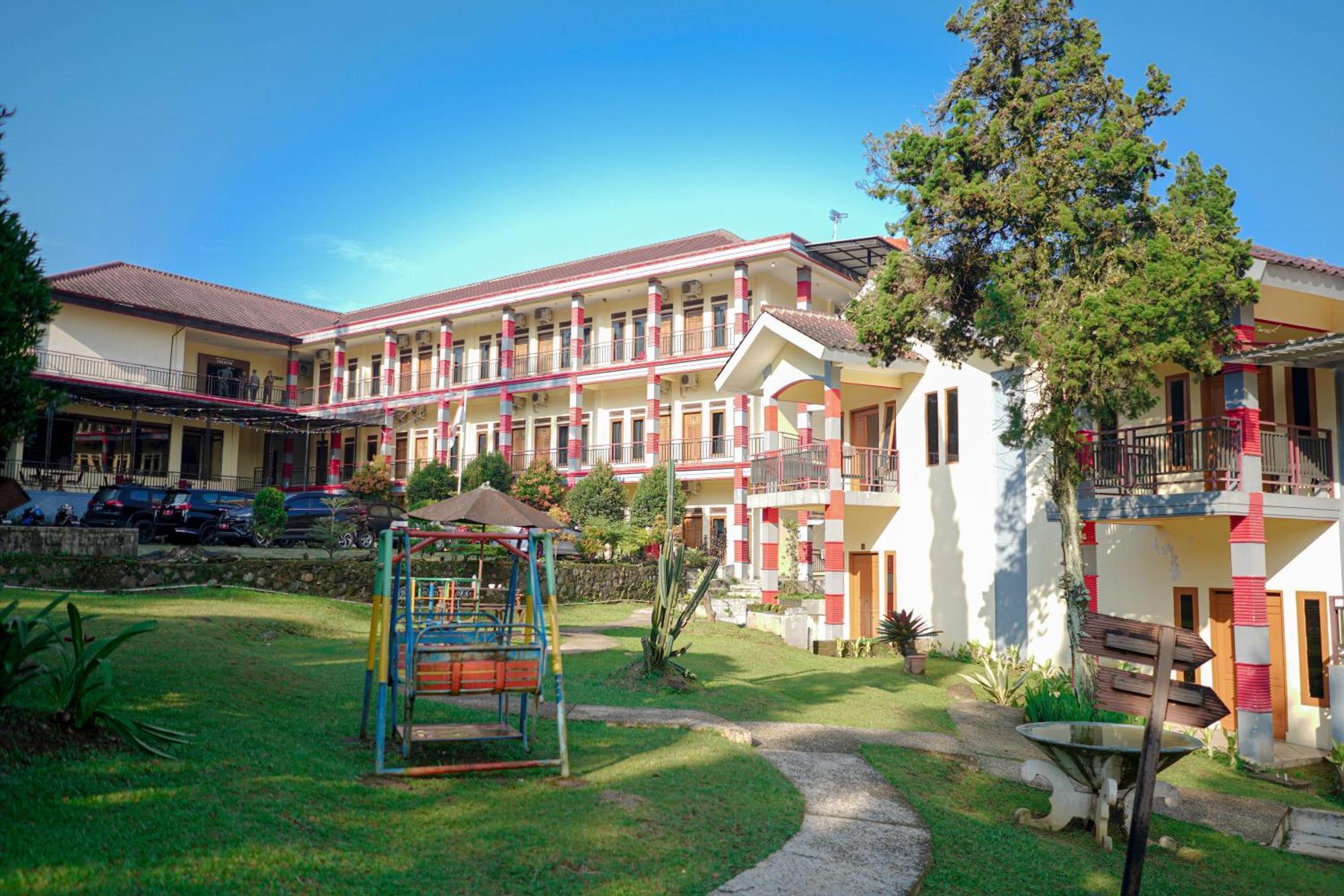 Bayak Hotel Bumdes Cipayung & Resort Ciguntur Buitenkant foto